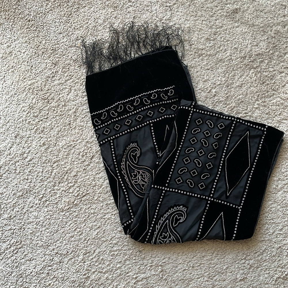 NWOT DECORATIVE MIXED MATERIAL BLACK SCARF